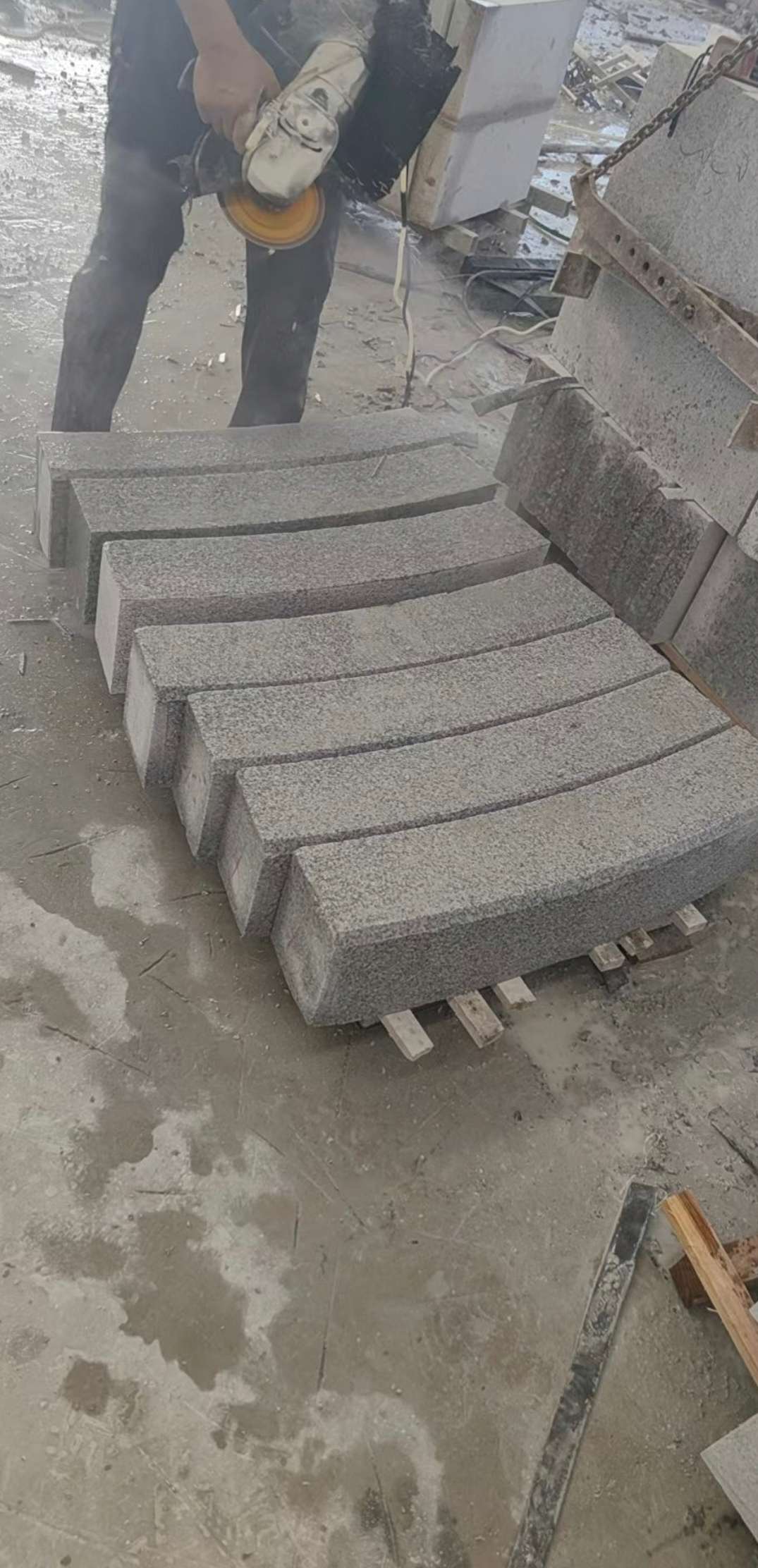 广州芝麻白弧形路牙石